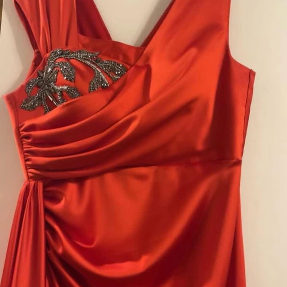 Elegant Red Evening Dress - Picture 2 of 3
